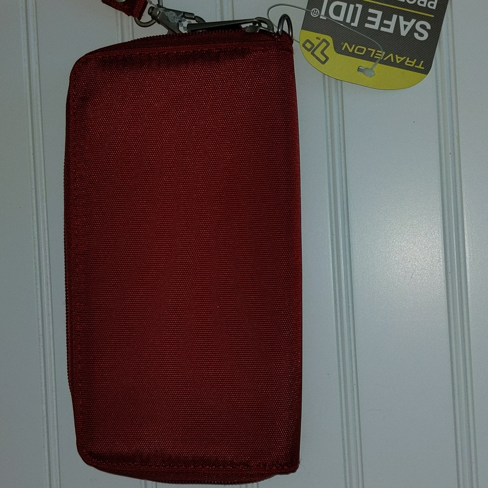 Travelon Red RFID Blocking Zipper Wallet with Wrist Strap New - Picture 7 of 9